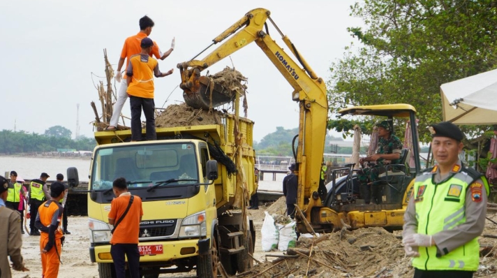 Read more about the article 200 Ton Sampah Sisa Banjir Penuhi Tempat Wisata Pantai di Jepara