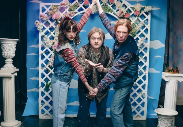 Read more about the article Taylor Swift Resmi Rilis Video Musik ‘Opalite’: Tayang Eksklusif di Platform Streaming Sebelum YouTube